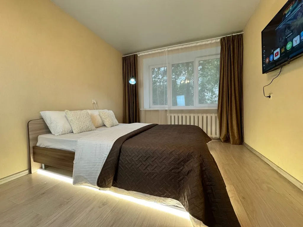 Квартира двухкомнатная у Чкаловской, в Ленинском, 48 м², Екатеринбург — спальня, фото 4