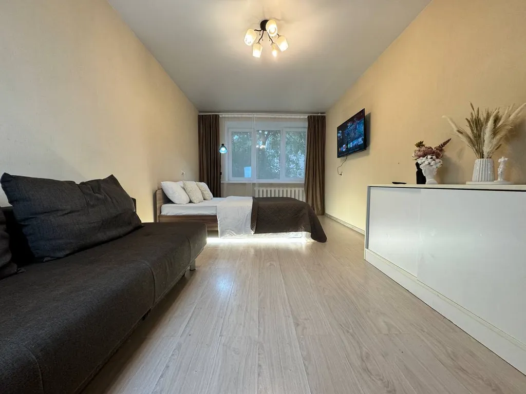 Квартира двухкомнатная у Чкаловской, в Ленинском, 48 м², Екатеринбург — спальня, фото 5