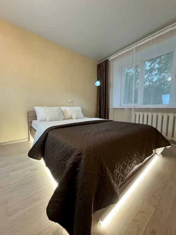 Квартира двухкомнатная у Чкаловской, в Ленинском, 48 м², Екатеринбург — спальня, фото 8