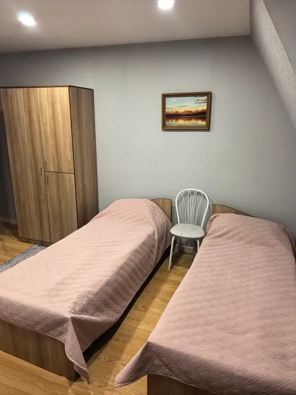 Трёхместный номер стандарт с видом на горы — общий вид