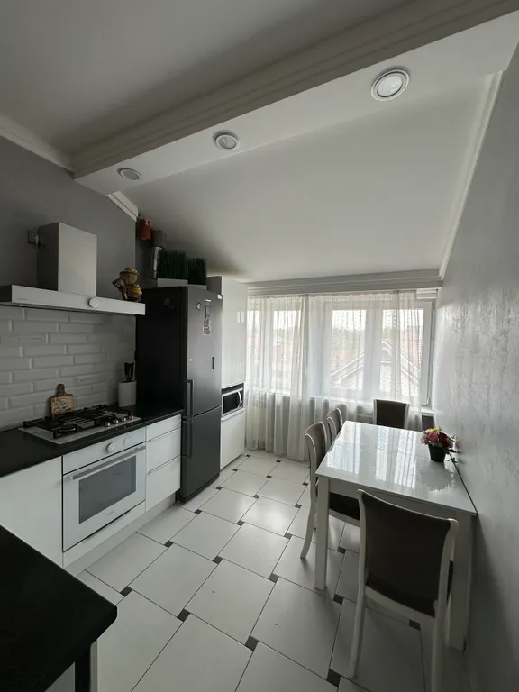 Квартира трёхкомнатная на улице Маяковского, 110 м², Ессентуки — кухня
