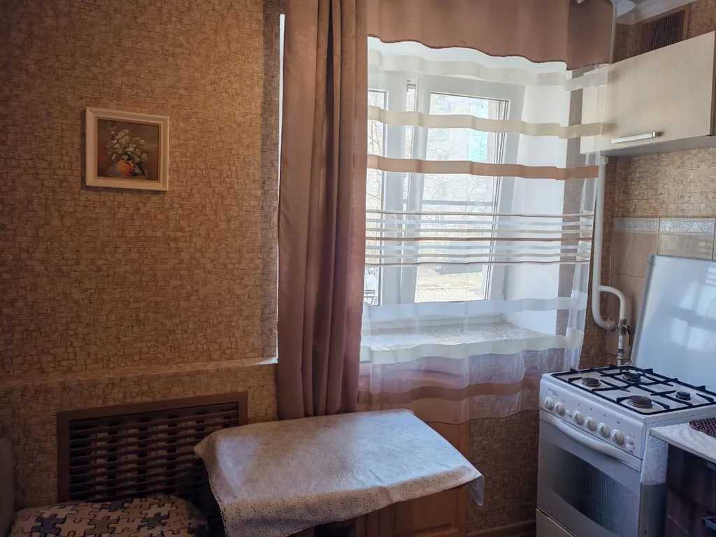 Квартира двухкомнатная на улице Гостинодворской, 51 м², Старая Русса — кухня, фото 2