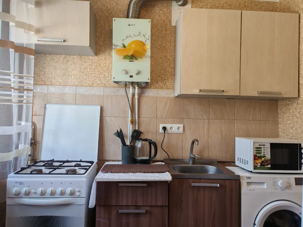 Квартира двухкомнатная на улице Гостинодворской, 51 м², Старая Русса — кухня, фото 3
