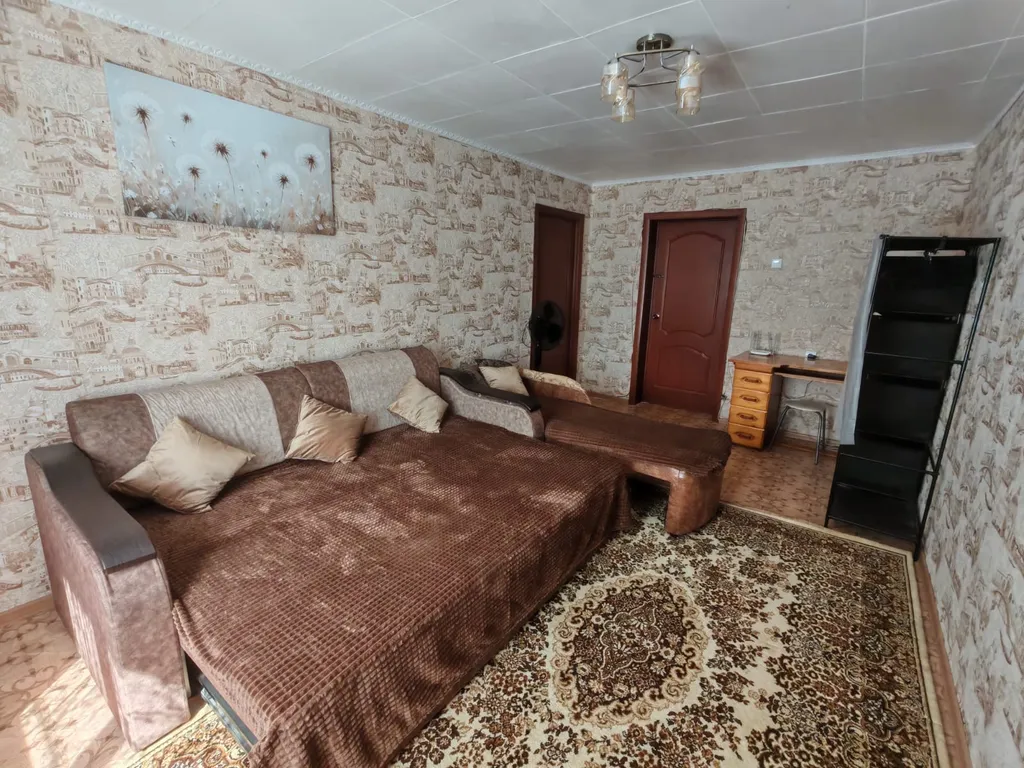 Квартира двухкомнатная на улице Гостинодворской, 51 м², Старая Русса — спальня, фото 3