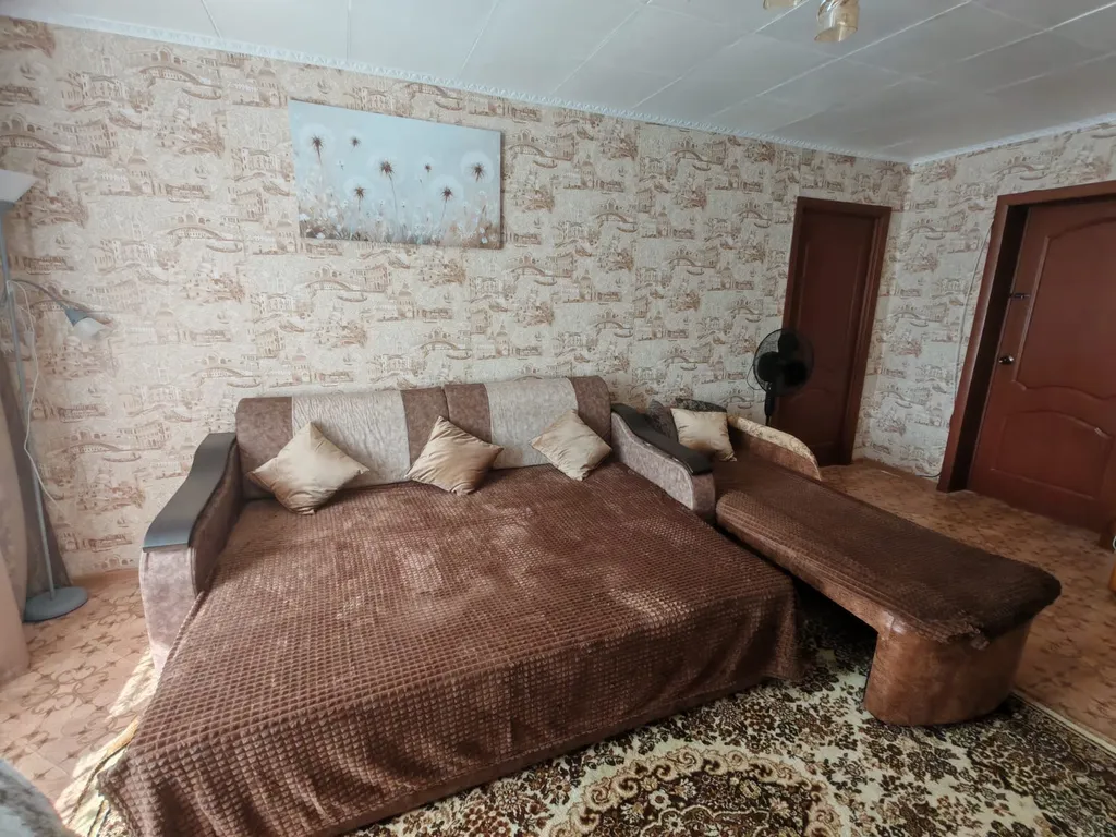 Квартира двухкомнатная на улице Гостинодворской, 51 м², Старая Русса — спальня, фото 4