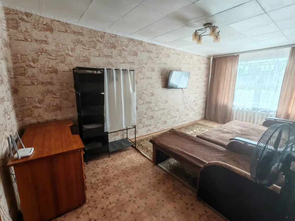 Квартира двухкомнатная на улице Гостинодворской, 51 м², Старая Русса — спальня, фото 5