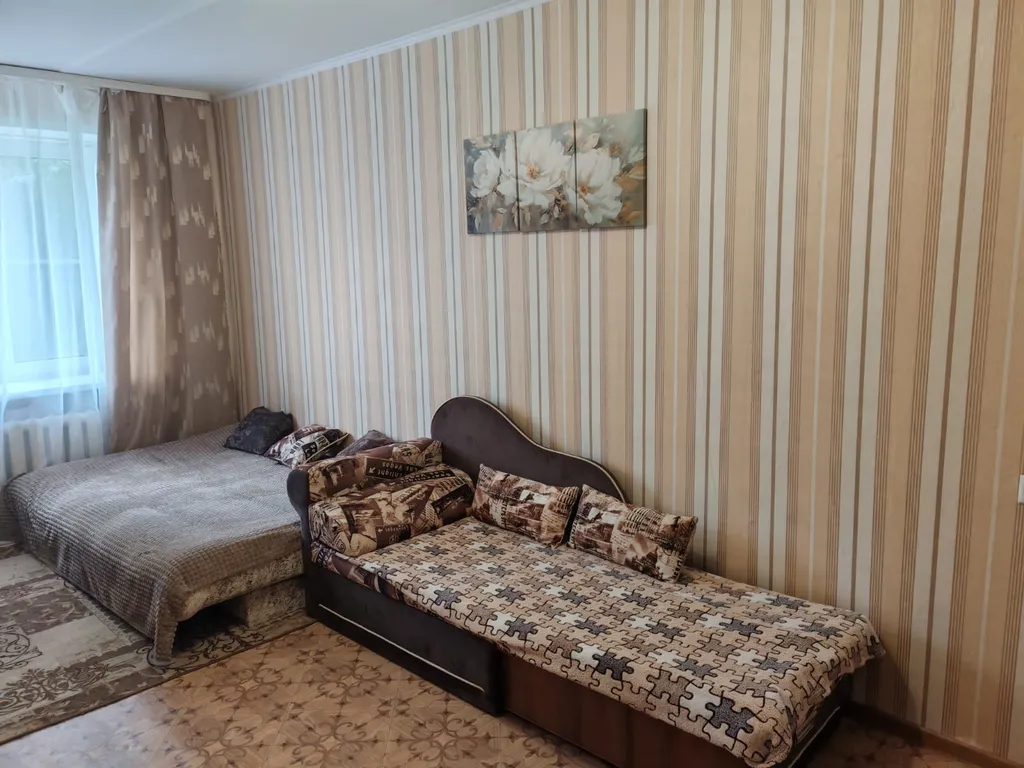 Квартира двухкомнатная на улице Гостинодворской, 51 м², Старая Русса — спальня, фото 7