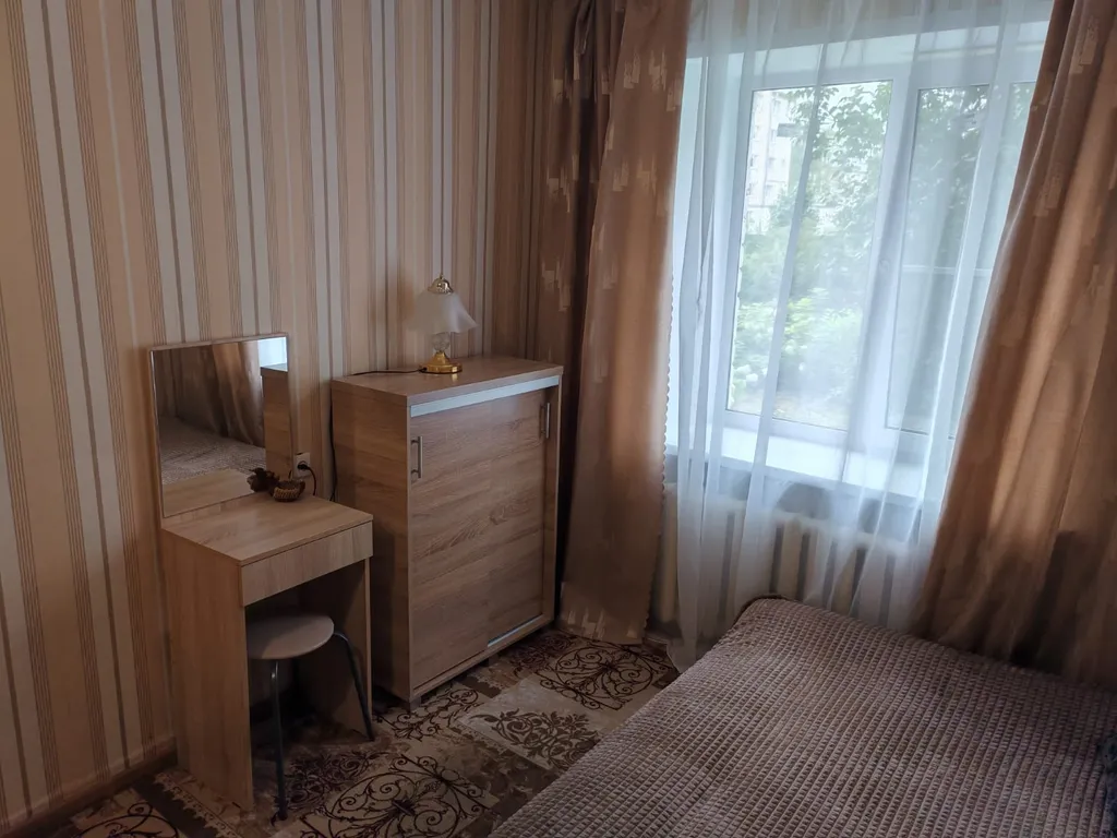 Квартира двухкомнатная на улице Гостинодворской, 51 м², Старая Русса — спальня, фото 9