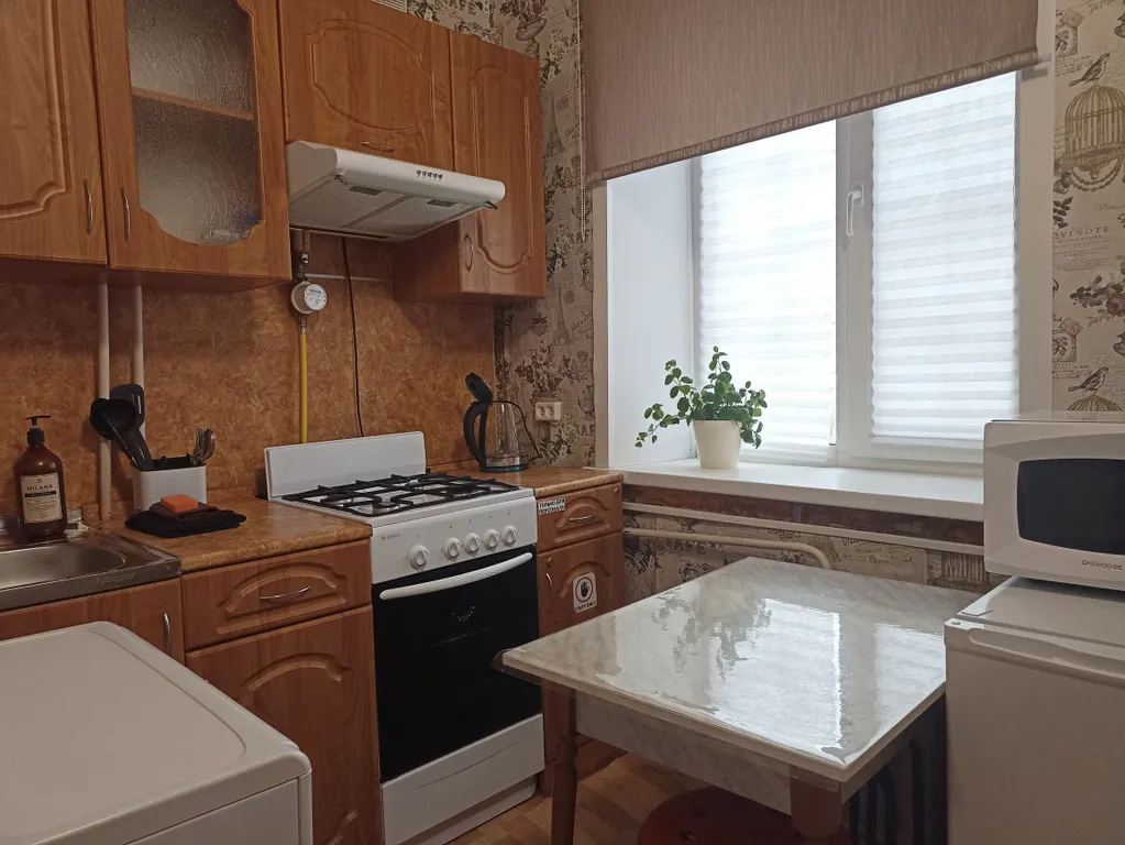 Квартира двухкомнатная на улице Чехова, 52 м², Ярославль — кухня, фото 2