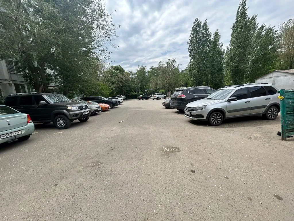 Квартира двухкомнатная в Дзержинском, 51 м², Волгоград — двор