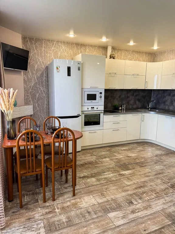 Квартира двухкомнатная в Кировском, 40 м², Красноярск — кухня, фото 3