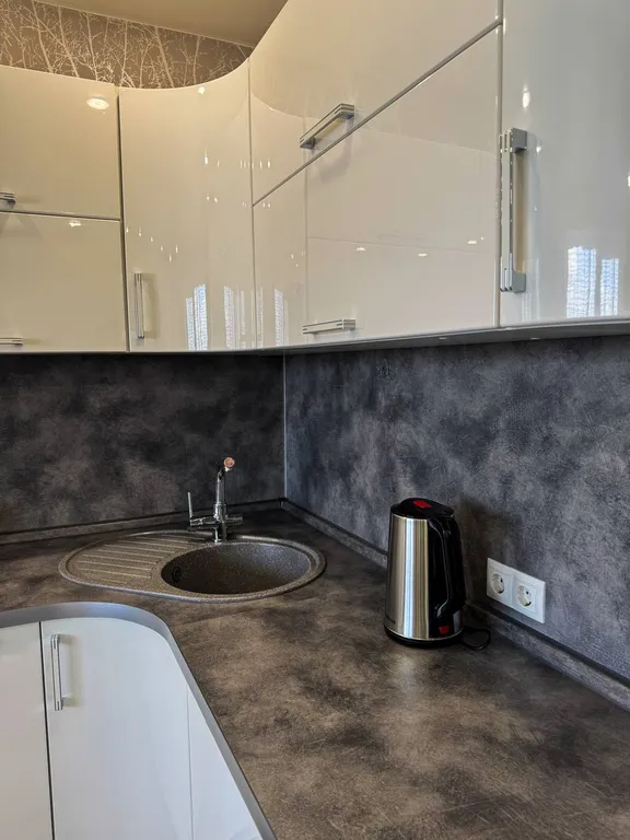 Квартира двухкомнатная в Кировском, 40 м², Красноярск — кухня, фото 8