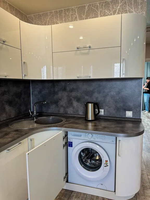 Квартира двухкомнатная в Кировском, 40 м², Красноярск — кухня, фото 9