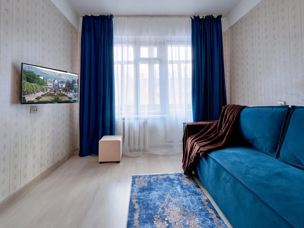 Квартира однокомнатная на улице Андрея Губина, 40 м², Кисловодск — спальня, фото 2