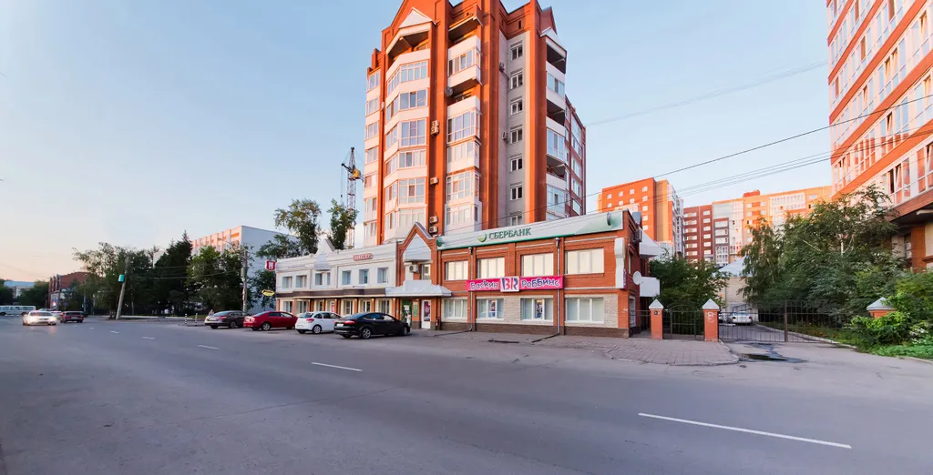 Квартира двухкомнатная на улице Белинского, 60 м², Томск — двор
