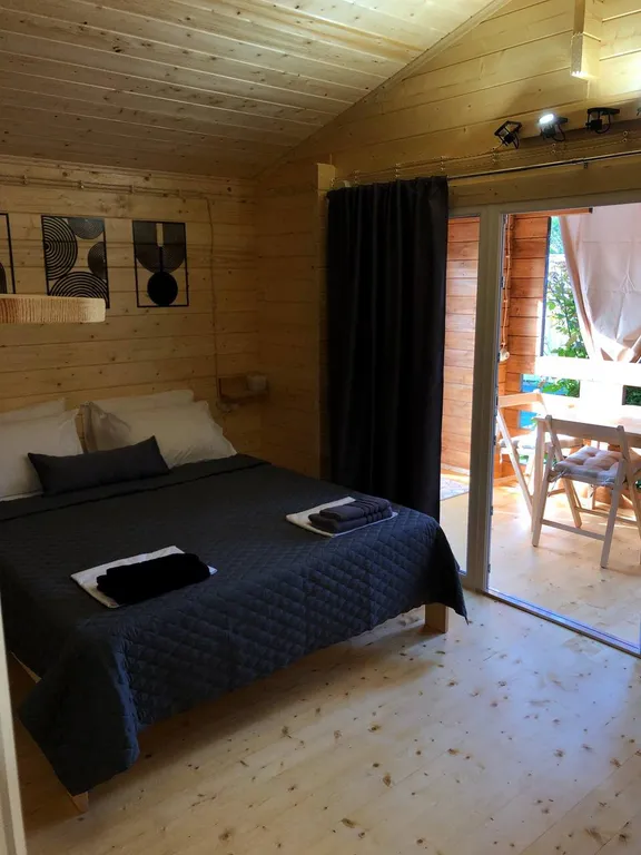 Новый деревянный дом со своей кухней с бассейном