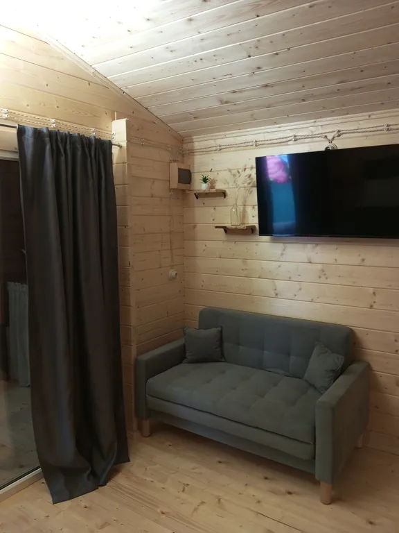 Новый деревянный дом со своей кухней с бассейном