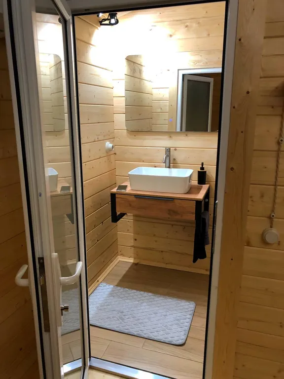 Новый деревянный дом со своей кухней с бассейном