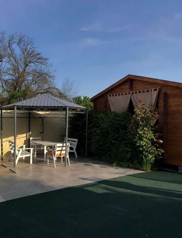 Новый деревянный дом со своей кухней с бассейном