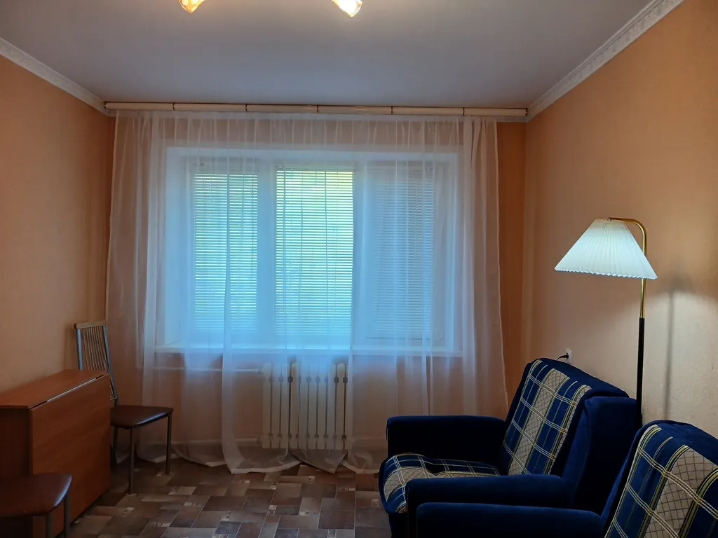 Квартира двухкомнатная на улице Репина, 53 м², Жигулёвск — спальня, фото 3