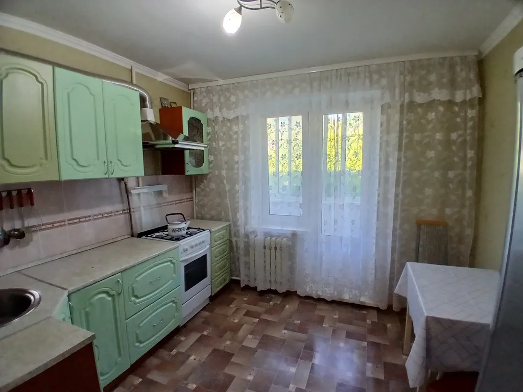Квартира двухкомнатная на улице Репина, 53 м², Жигулёвск — кухня