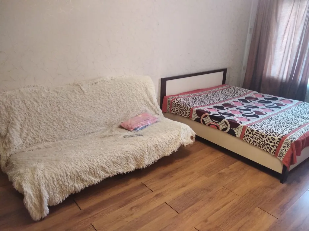 Квартира однокомнатная в Центральном, 40 м², Красноярск — спальня, фото 4