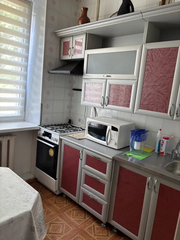 Квартира двухкомнатная на улице Крайнего, 50 м², Пятигорск — кухня