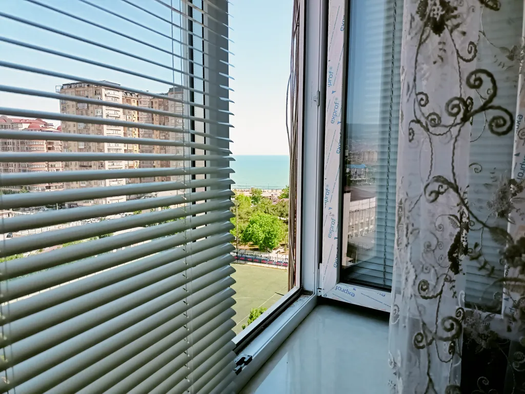 Квартира двухкомнатная в Ленинском, 72 м², Махачкала — вид из окна