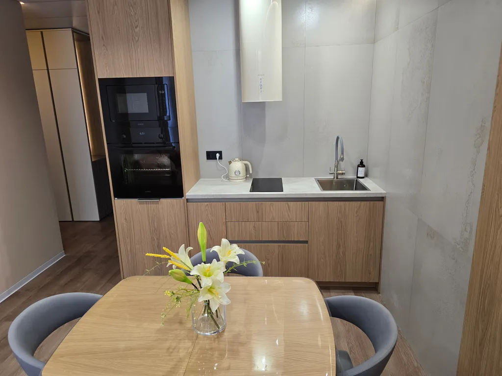 Квартира двухкомнатная в Ленинградском, 60 м², Калининград — кухня