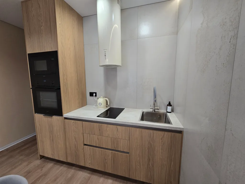 Квартира двухкомнатная в Ленинградском, 60 м², Калининград — кухня, фото 3