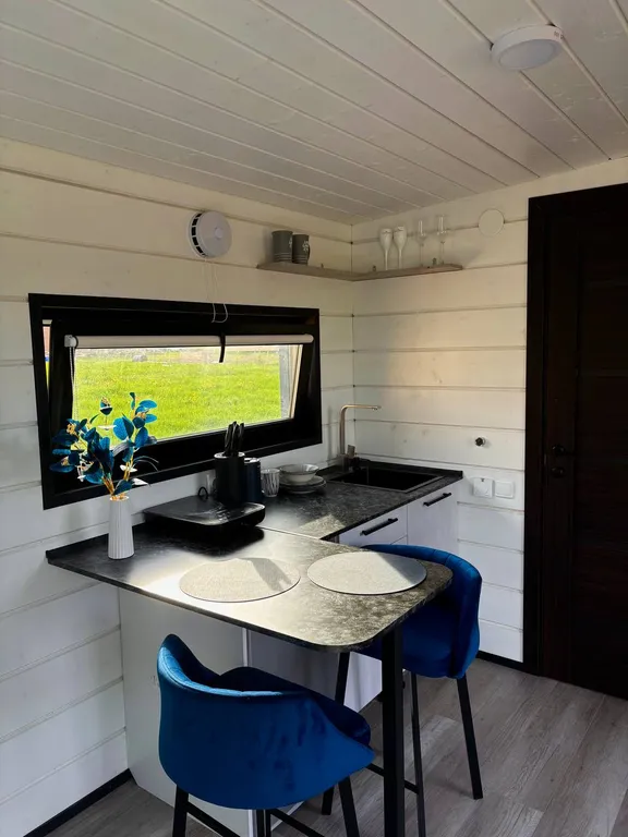 Домик с панорамным окном рядом с озером и видом на лес