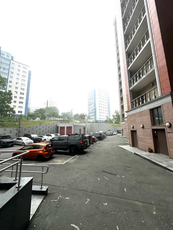 Квартира двухкомнатная в Ленинском, 55 м², Владивосток — двор