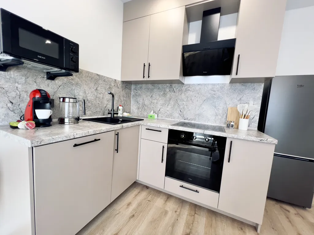 Апартаменты двухкомнатные на улице Николая Машарова, 80 м², Тюмень — кухня, фото 2
