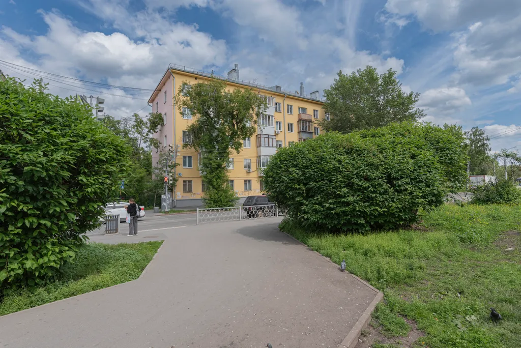 Квартира однокомнатная у метро Динамо, 35 м², Екатеринбург — двор