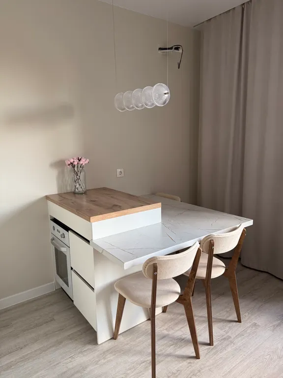 Студия однокомнатная на улице Николая Машарова, 27 м², Тюмень — кухня