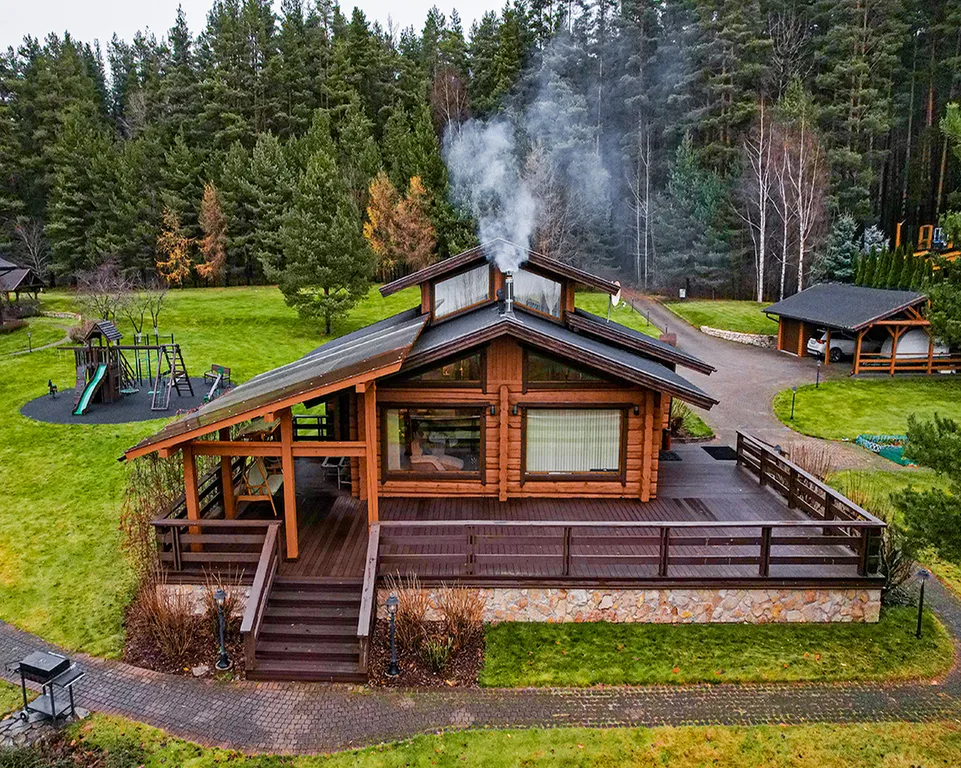 Коттедж в лесу с видом на озеро