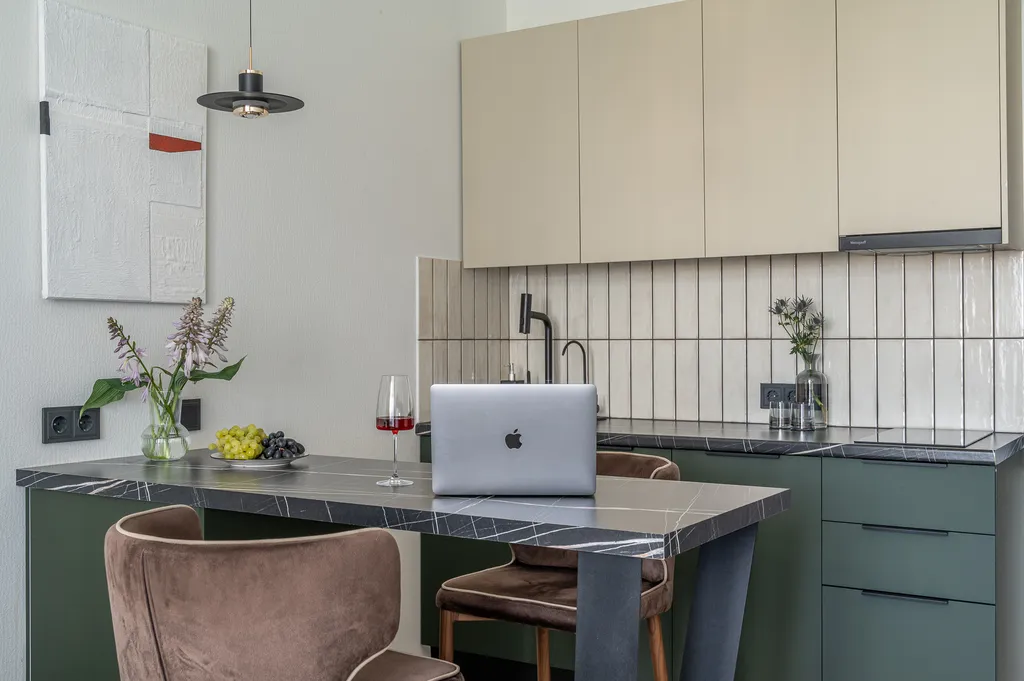 Студия однокомнатная в Чкаловском, 30 м², Екатеринбург — кухня, фото 8