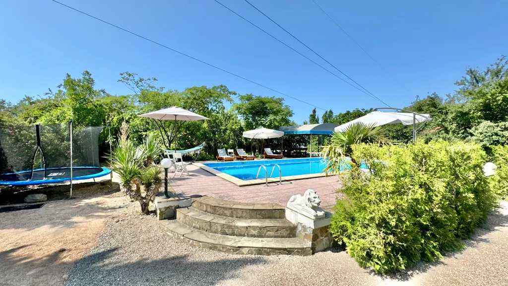 Вилла с открытым бассейном в Восходе Ялта