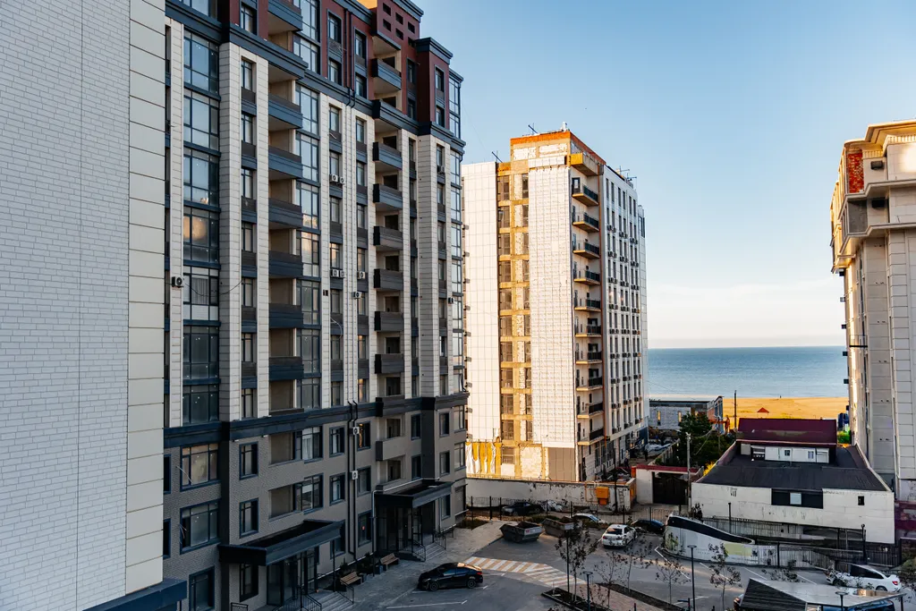 Вид на Каспийское море и теннисный корт, лучшая локация города