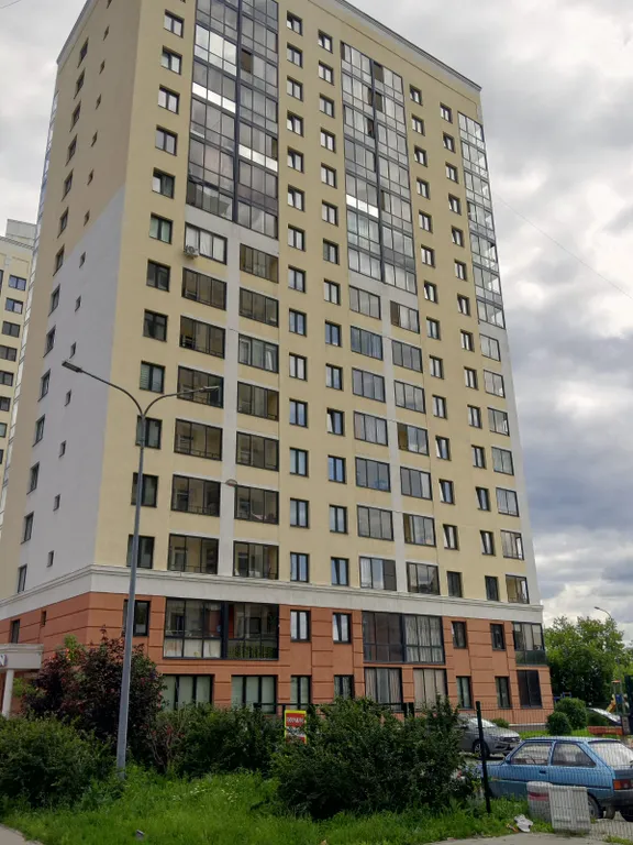 Квартира однокомнатная на улице Александра Козицына, 33 м², Верхняя Пышма — двор