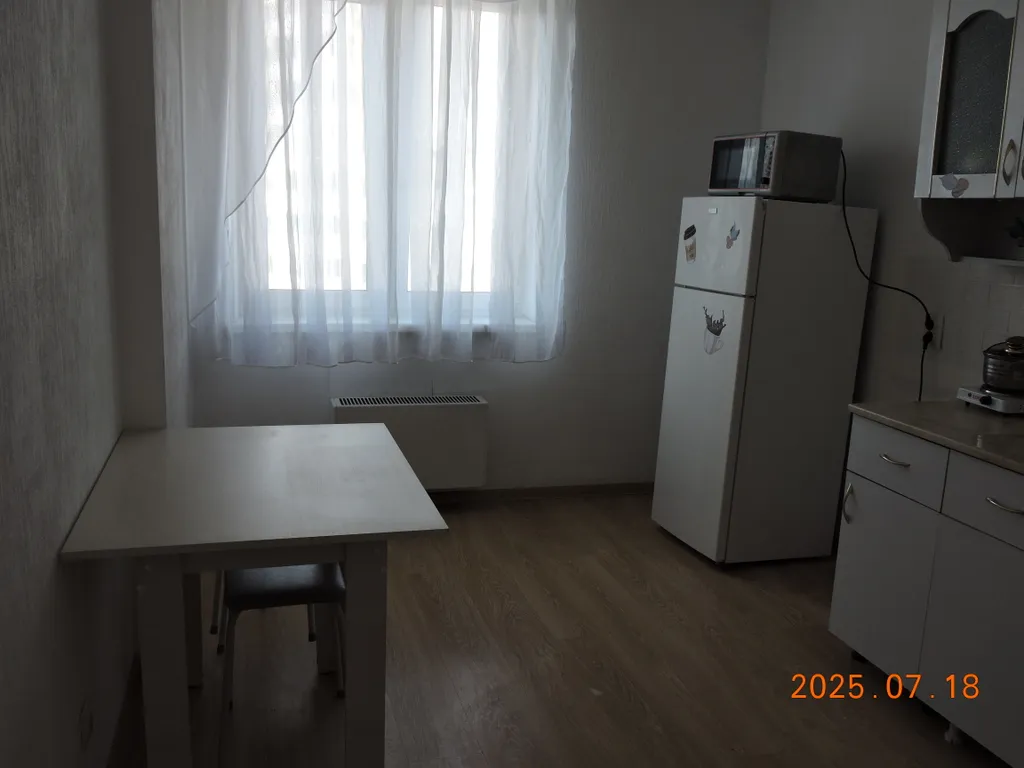 Квартира однокомнатная на улице Александра Козицына, 33 м², Верхняя Пышма — кухня