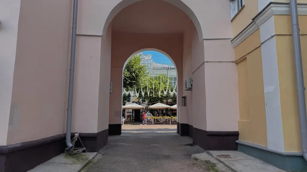 Квартира двухкомнатная на улице Ленина, 49 м², Смоленск — двор