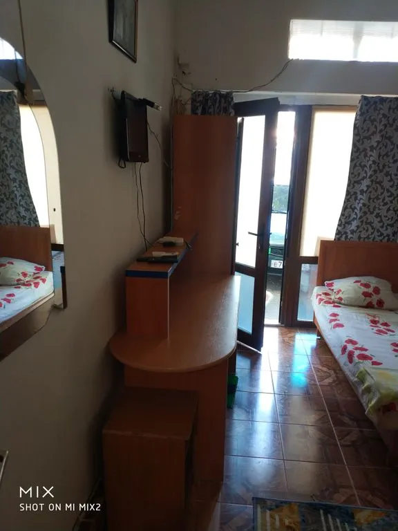 (15) Уютный номер в тени платанов (своя кухня, санузел и душ)