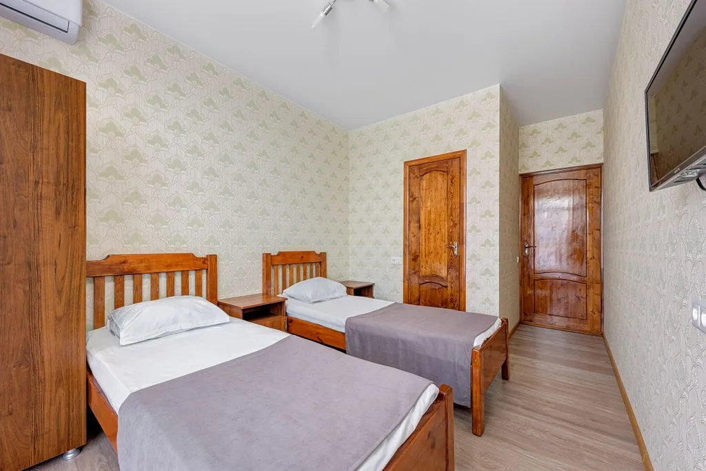 Номер в гостевом доме с бассейном в голубой бухте