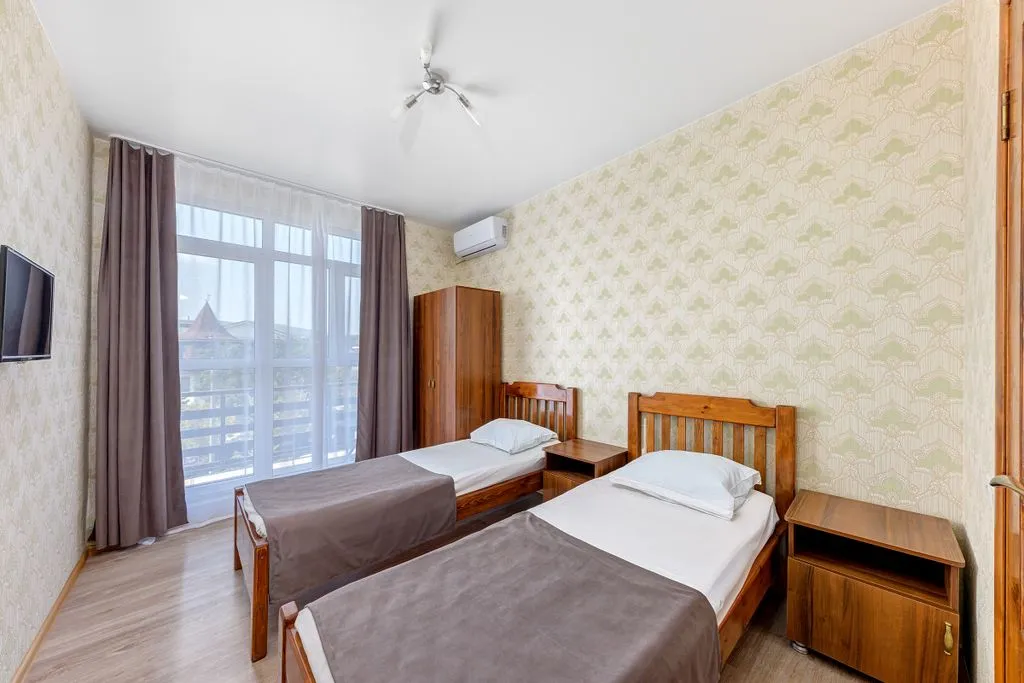 Номер в гостевом доме с бассейном в голубой бухте