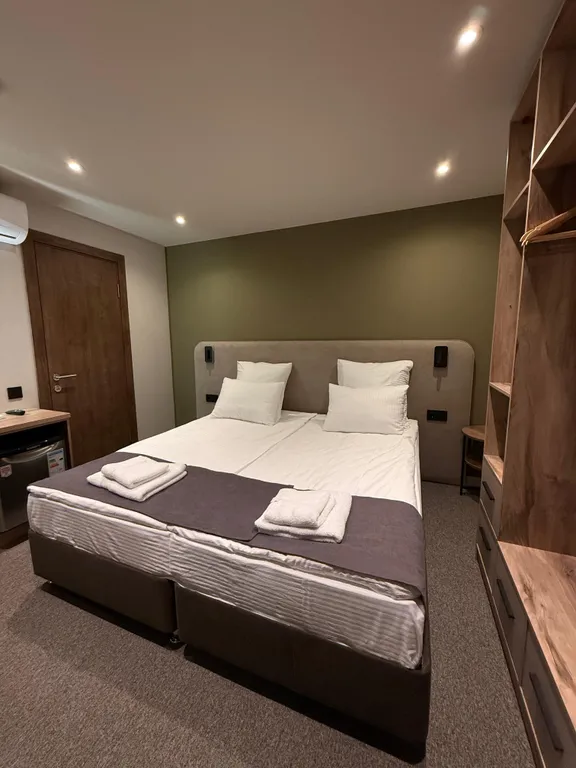 Двухместный номер с 2 отдельными кроватями без окна — Mentality Hotel, фото 1 из 4