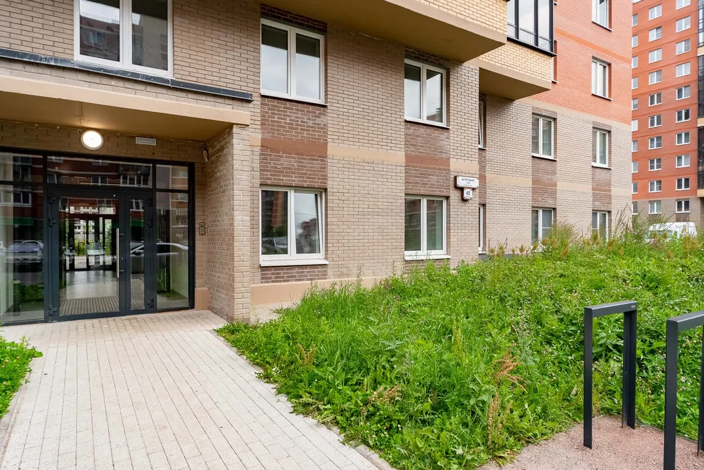 Студия однокомнатная в Колпинском, 26 м², Колпино — двор, фото 2