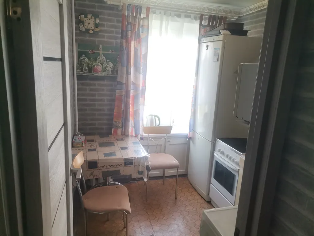 Квартира двухкомнатная на улице Республики, 54 м², Тюмень — кухня