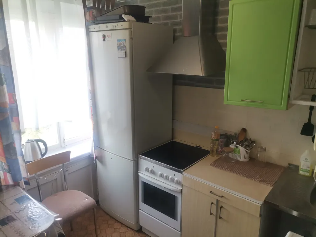 Квартира двухкомнатная на улице Республики, 54 м², Тюмень — кухня, фото 2