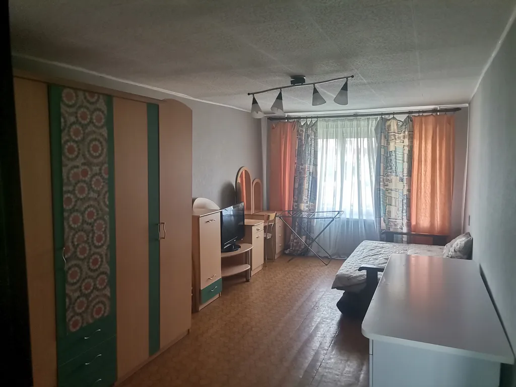 Квартира двухкомнатная на улице Республики, 54 м², Тюмень — спальня